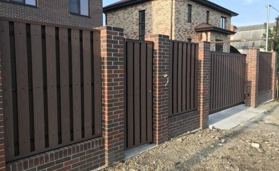 Забор №53 - шахматный штакетник из ДПК с планкой