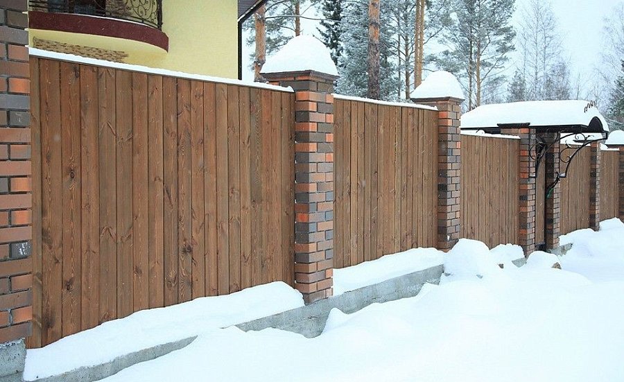 Забор №19 - сплошной с планкой