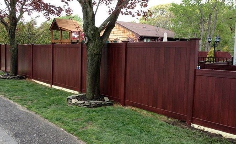 Забор №50 - вертикальный сплошной с планкой 2