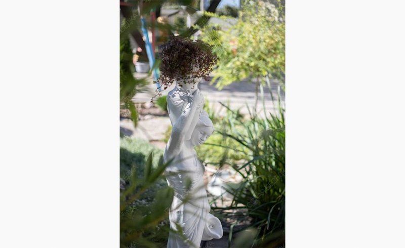 Скульптура Девушка с кувшинами (белый)