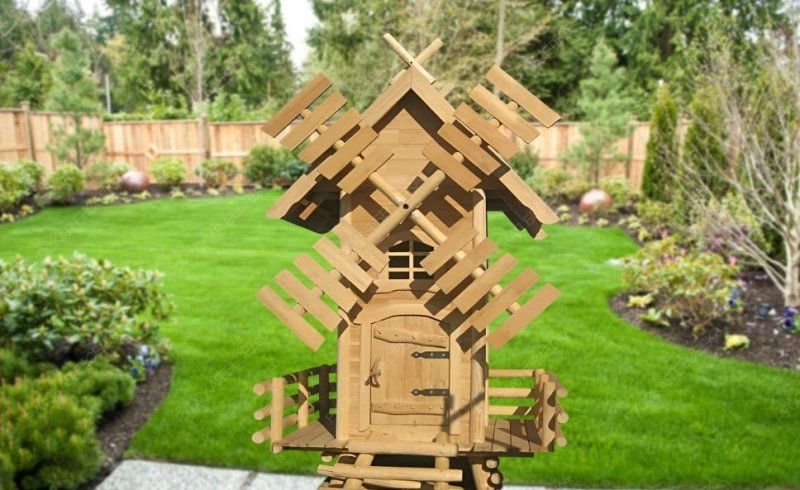 Большая деревянная мельница с площадкой